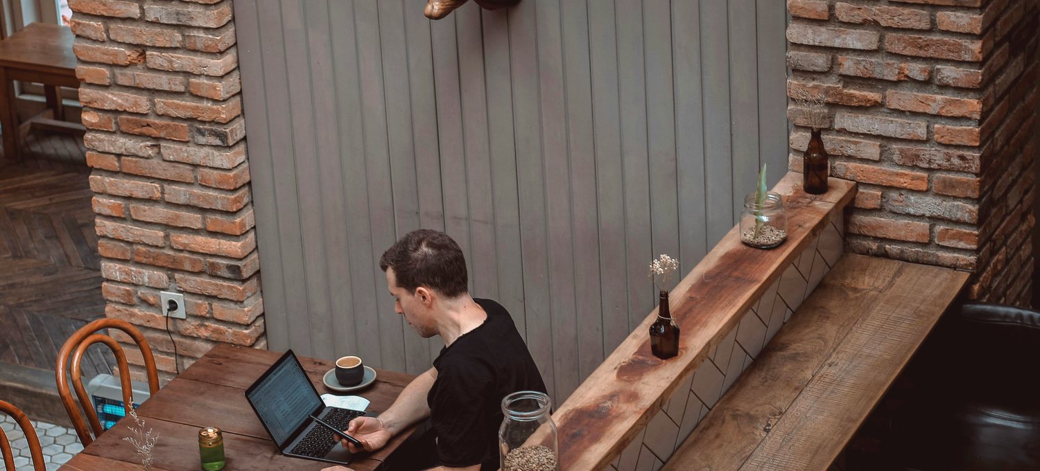 A laptop on a café table — the everyday setting for online poker